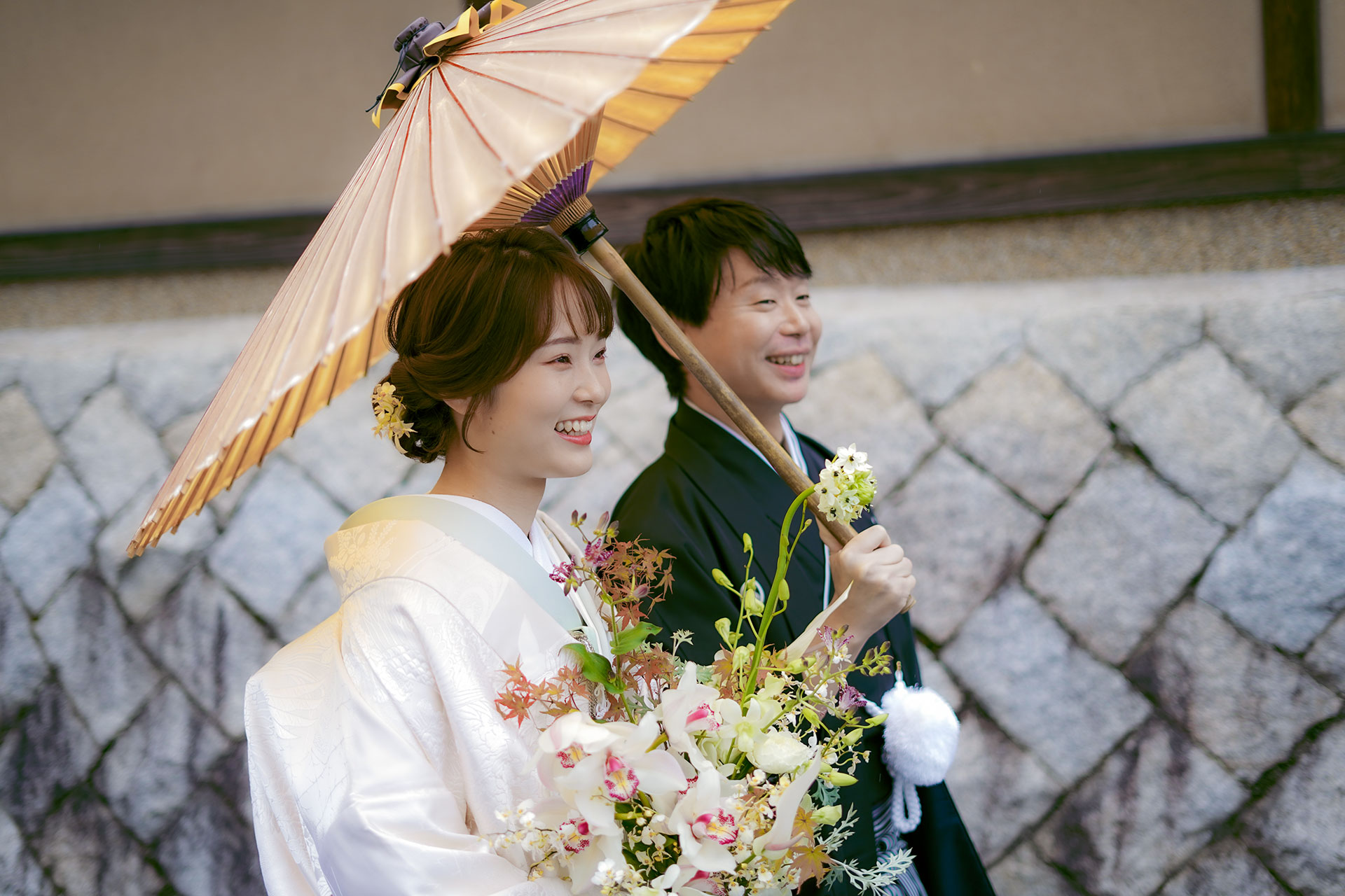 婚礼に携わり三十年の確かな美容技術と、繊細な独自の感性でデザインしたブーケ、お二人の自然な一瞬を切り取った写真で、美しい婚礼姿を形に残します。